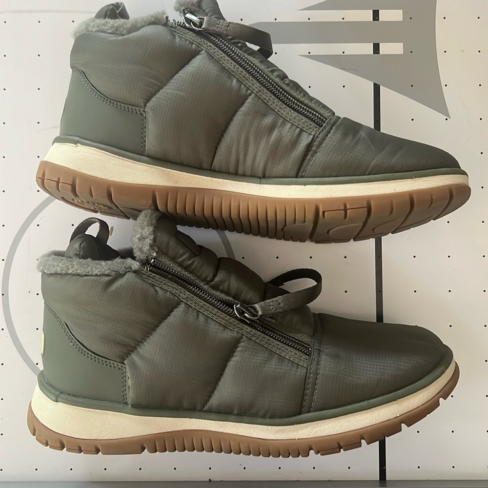 UGG Lakesider Puff zip up boots green size 8